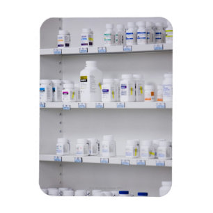 flessen op de schappen van een apotheek magneet