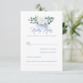 Fleur blanche Dusty Blue Wedding RSVP (Debout devant)