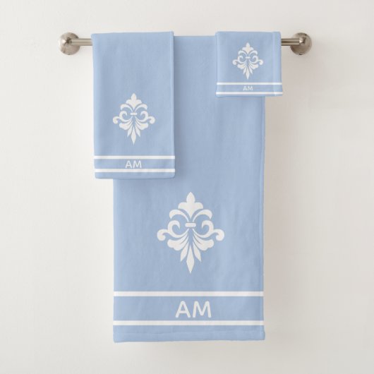 Fleur blanche, monogramme et rayures sur fond bleu (En situation)