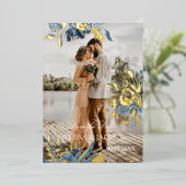 Fleur bleue délicate et faire-part de date d'or (Debout devant)