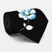 fleur bleue et blanche simple sur la cravate noire (Roulé)