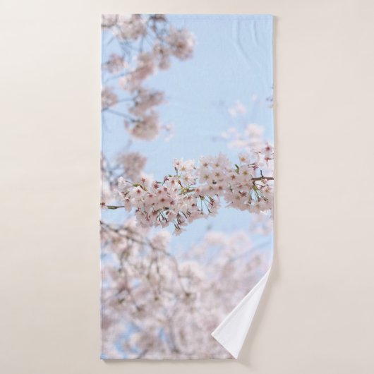 Fleur de cerisier blanc sous ciel bleu clair en m (Serviette de bain)