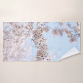 Fleur de cerisier blanc sous ciel bleu clair en m (Serviette de bain)