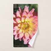 Fleur de dahlia rose vif et jaune (Serviette à main)