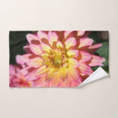Fleur de dahlia rose vif et jaune (Serviette à main)