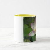 fleur de lilly sur la tasse de ringer d'eau (Centre)