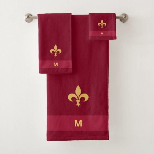 Fleur-de-Lis dorée sur serviettes de bain bordeaux (En situation)