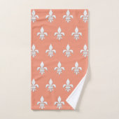 Fleur de Lis en blanc sur Coral clair rose / Pêche (Serviette à main)
