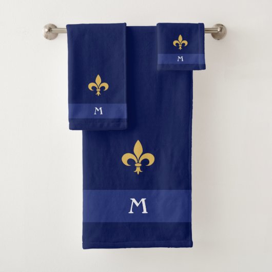 Fleur-de-Lis et monogramme dorés sur fond bleu mar (En situation)