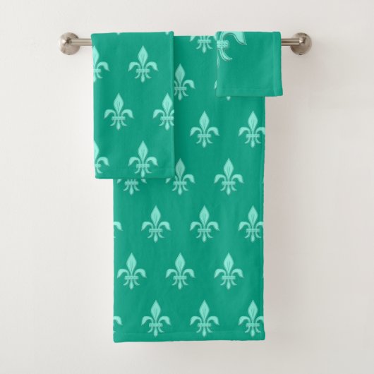 Fleur de Lis in Light Aqua on Turquoise Bad Handdoek (Insitu)