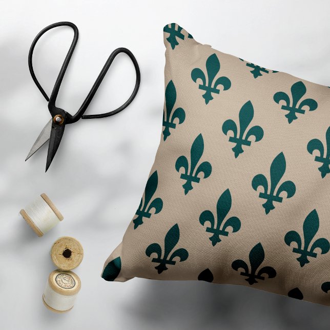 Fleur de Lis Pattern, Royal French Green on Cream Accent Kussen (Creator heeft geüpload)