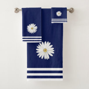Fleur de marguerite blanche et rayures sur fond bl