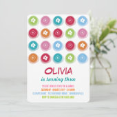 Fleur de marguerite colorée Dots Fille Invitation (Debout devant)