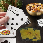 Fleur jaune sur des cartes de jeu (In Situ)