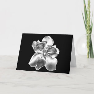 Fleur métallique de magnolia sur la carte vierge