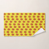 Fleur orangée et rouge sur jaune (Serviette à main)