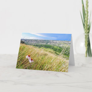 Fleur pourpre de cône avec une carte de note de