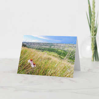 Fleur pourpre de cône avec une carte de note de