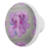 Fleur pourpre sur le bouton en céramique de (Droite)