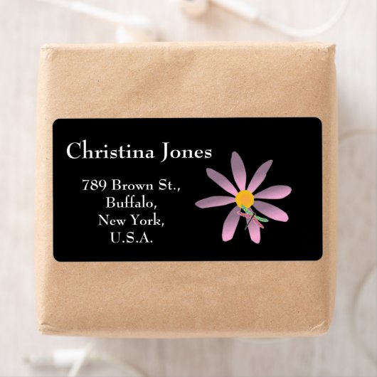 Fleur rose et Étiquette adhésif à libellules (En situation)