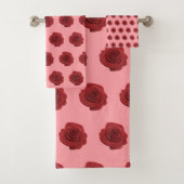 Fleur rouge Rose Motif sans couture sur la serviet (En situation)