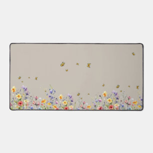 Fleur sauvage aquarelle colorée avec papillon