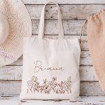 Fleur sauvage Boho Bridesmaid Nom Sac fourre-tout<br><div class="desc">Faites un geste de bienvenue ou de remerciement avec notre charmant Fleur sauvage Boho Bridesmaid Name Sac fourre-tout ! Conçu avec amour et orné de motifs floraux complexes, ce sac fourre-tout saisit parfaitement l'essence de l'élégance bohème. Chaque sac est personnalisé avec le nom de votre femme de chambre, ajoutant une...</div>