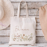 Fleur sauvage Boho Bridesmaid Nom Sac fourre-tout<br><div class="desc">Faites un geste de bienvenue ou de remerciement avec notre charmant Fleur sauvage Boho Bridesmaid Name Sac fourre-tout ! Conçu avec amour et orné de motifs floraux complexes, ce sac fourre-tout saisit parfaitement l'essence de l'élégance bohème. Chaque sac est personnalisé avec le nom de votre femme de chambre, ajoutant une...</div>