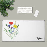 Fleur sauvage personnalisé<br><div class="desc">Ce tapis de bureau à fleurs est décoré de fleurs sauvages d'aquarelle et d'une typographie élégante. Facile à personnaliser. Utilisez l'outil de conception pour modifier la taille, le style ou la couleur du texte. En créant notre oeuvre, vous ne trouverez pas cette image exacte d'autres créateurs. Aquarelle originale © Michele...</div>