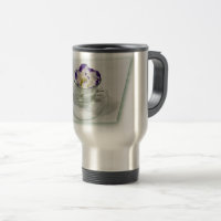 Fleur violette blanche dans une tasse