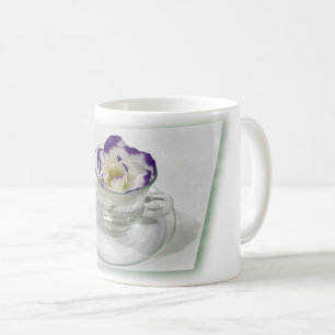Fleur violette blanche dans une tasse