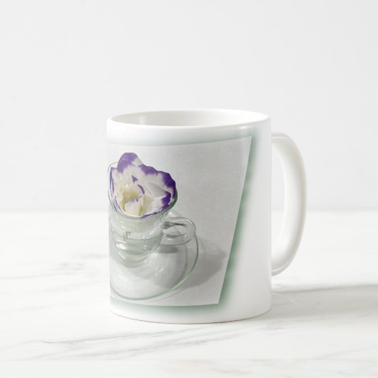 Fleur violette blanche dans une tasse (Devant droit)