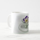 Fleur violette blanche dans une tasse (Devant gauche)