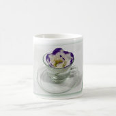Fleur violette blanche dans une tasse (Centre)