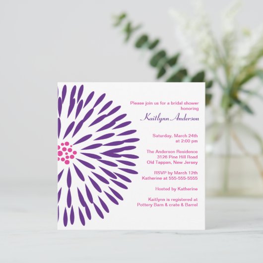 Fleur violette sur invitation de douche nuptiale b (Debout devant)