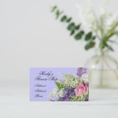 Fleuriste rose et carte de visite de lilas (Debout devant)