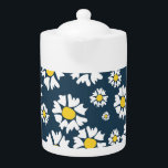 Fleurs blanches, centre jaune, sur arrière - plan<br><div class="desc">Il s'agit d'un blanc éclatant et gai avec des fleurs jaunes sur un arrière - plan bleu marine.</div>