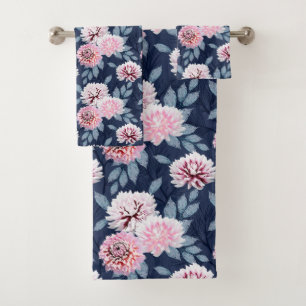 Fleurs blanches et roses sur bleu foncé.