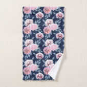Fleurs blanches et roses sur bleu foncé. (Serviette à main)