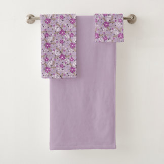 Fleurs blanches et violettes sur un fond lilas pâl