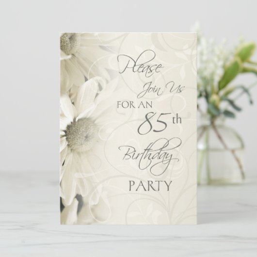 Fleurs blanches Invitations du 85e anniversaire (Debout devant)