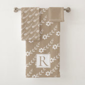 Fleurs blanches motif, monogramme taupe rustique (En situation)