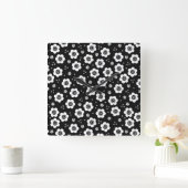Fleurs blanches noires mignonnes Horloge murale (Maison)