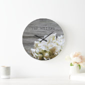 Fleurs blanches rustiques Horloge personnalisée (Maison)