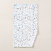 Fleurs blanches sur bleu clair. (Serviette à main)