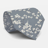 Fleurs blanches sur cravate bleu (Roulé)