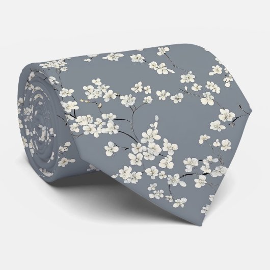 Fleurs blanches sur cravate bleu (Roulé)