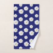 Fleurs blanches sur fond bleu marine (Serviette à main)