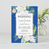 Fleurs blanches sur invitation de mariage bleue (Debout devant)