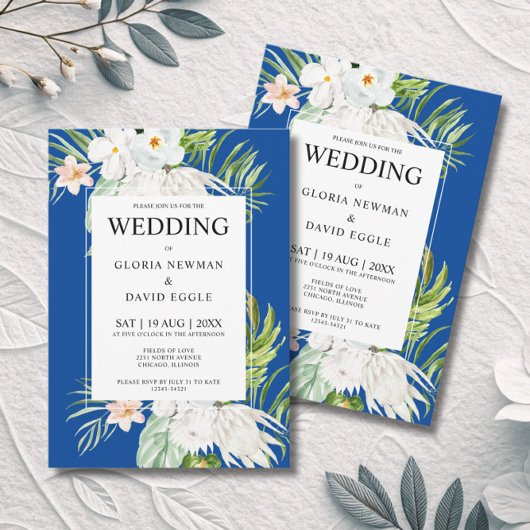 Fleurs blanches sur invitation de mariage bleue